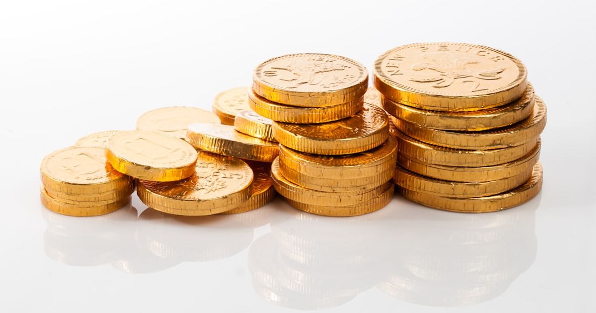 Gold Plunges 3% Amid Rising Inflation Fears and Dollar Surge