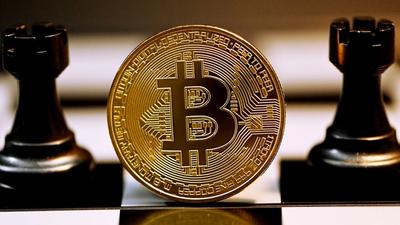 Bitcoin ETFs Bleed $105M Amid Iran Tensions — Hyperliquid Funds Thrive