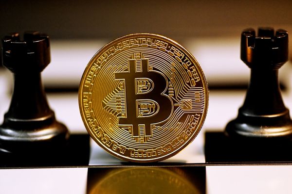 Bitcoin ETFs Bleed $105M Amid Iran Tensions — Hyperliquid Funds Thrive
