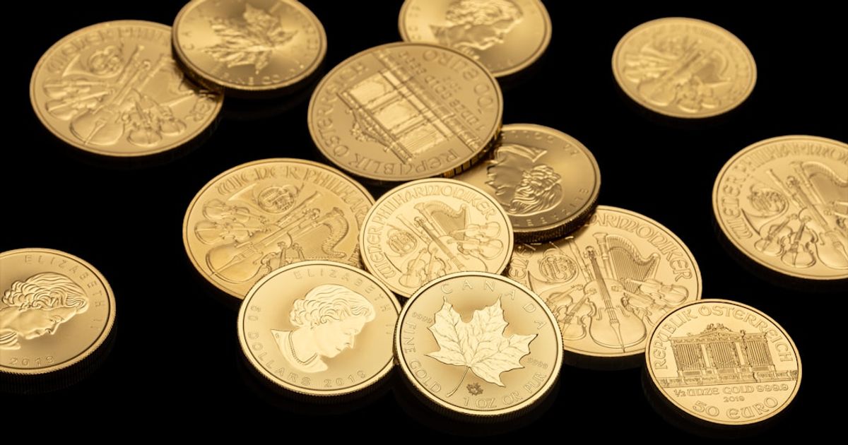 Gold and Silver Prices Slip Amid Rising Oil Costs and Interest Rates