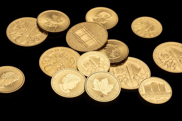 Gold and Silver Prices Slip Amid Rising Oil Costs and Interest Rates