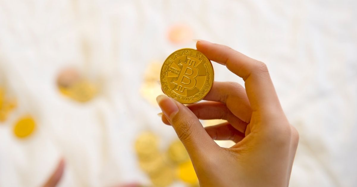 Market Decline: Bitcoin and Ether Struggle Amid Gains in Decred and AI Tokens