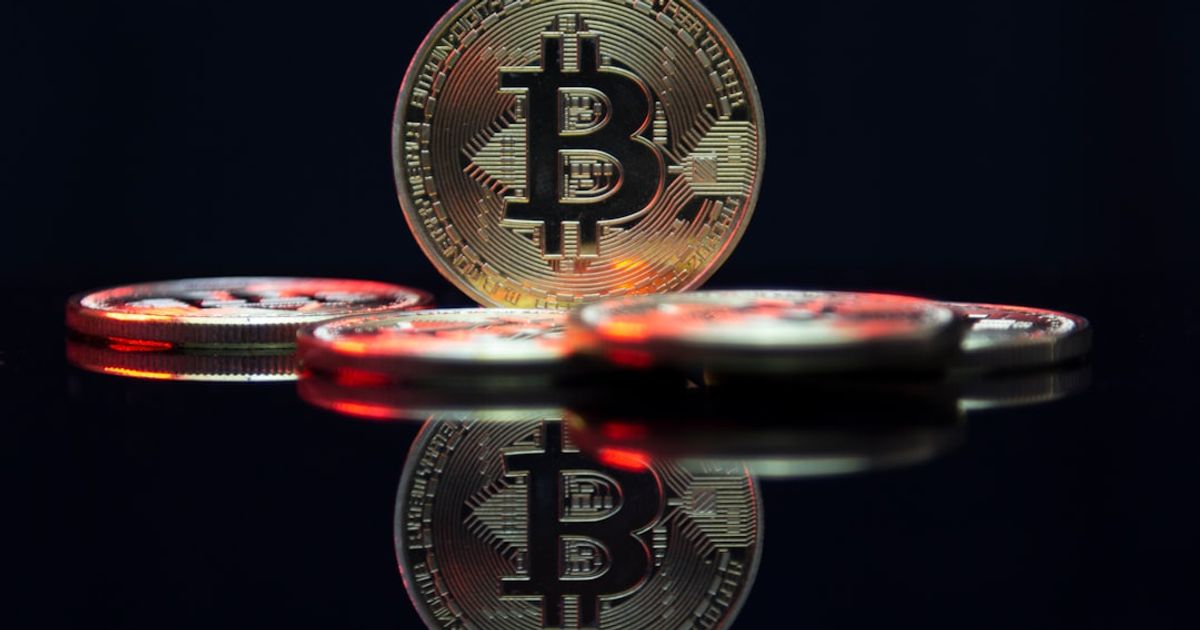 Bitcoin Holds at $76,000 — Institutional Caution Grows Amid Geopolitical Tensions