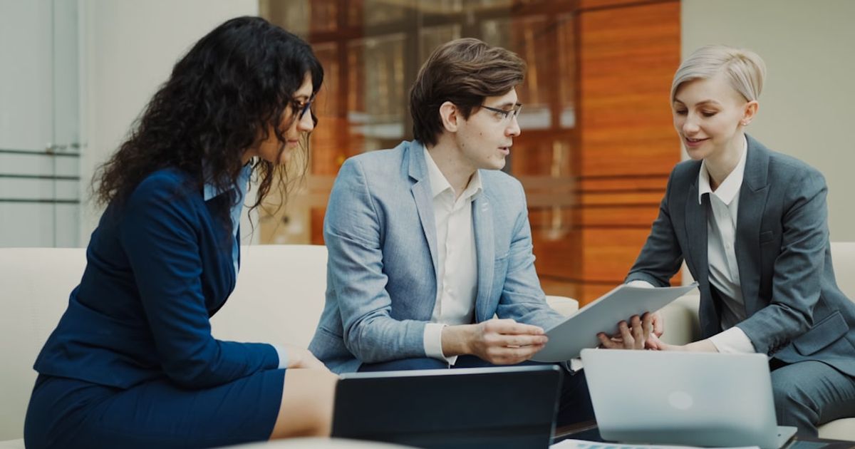 Institutional Investors Pull $825 Million from Bitcoin ETFs Amid Tax Strategy Shift