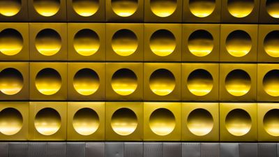 Gold Drops to Six-Month Low Amid Inflation and Fed Rate Fears