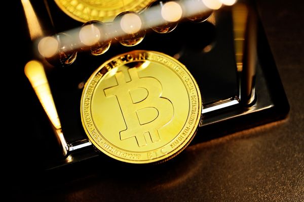 Central Banks' Rate Decisions Loom as Bitcoin Stays at Macro Discount