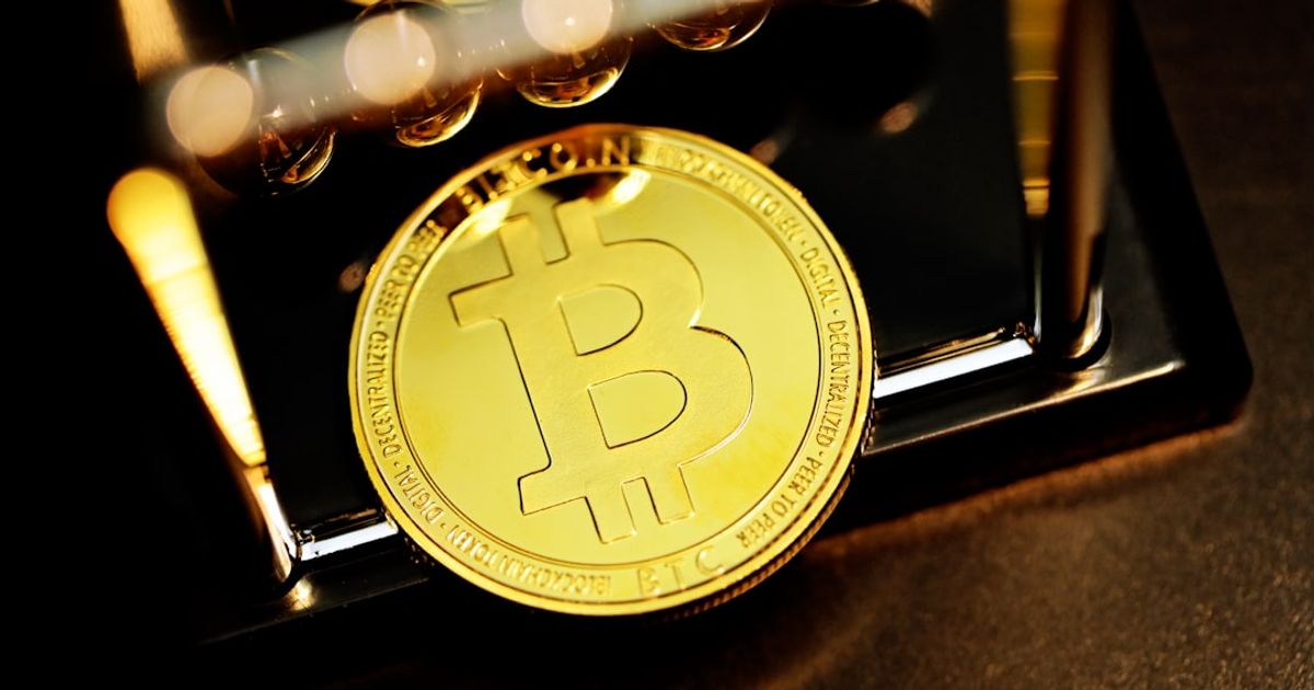 Central Banks' Rate Decisions Loom as Bitcoin Stays at Macro Discount