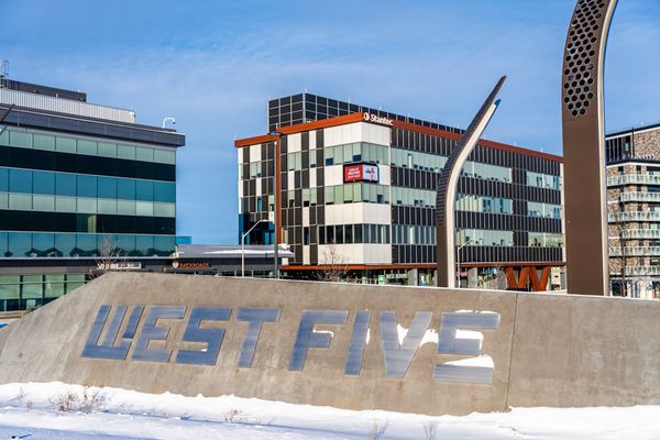 XRP Market Restructures as Leverage Drops 78% Amid ETF Resilience