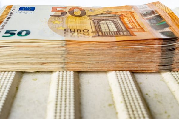 Gold Prices Hold Steady Amid Shifting Economic Signals