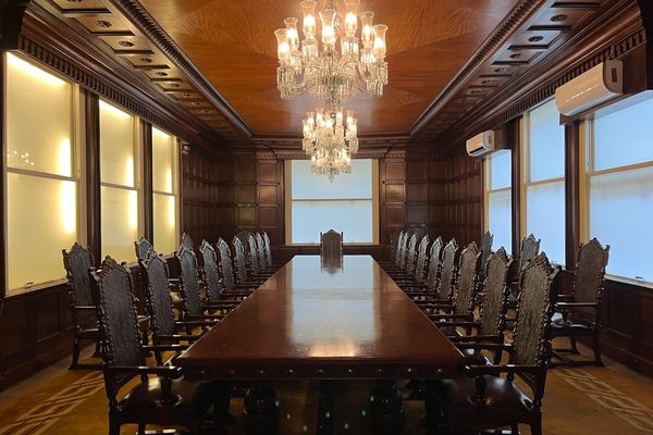 Robert Kiyosaki's Crypto Cashout: A Shift from Bitcoin to Brick-and-Mortar Ventures