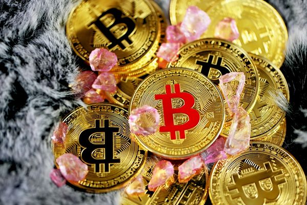 Bitcoin's Rally Stalls Amid Strong Dollar and Macro Uncertainty