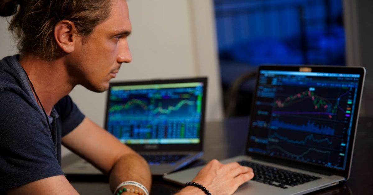 Insider Token Dumps Weigh on TRUMP Memecoin Amid Market Scrutiny