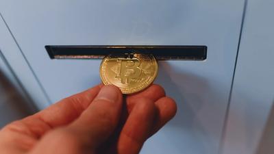Bitcoin Near Yearly Low — Traders Brace for Potential Liquidity Sweep