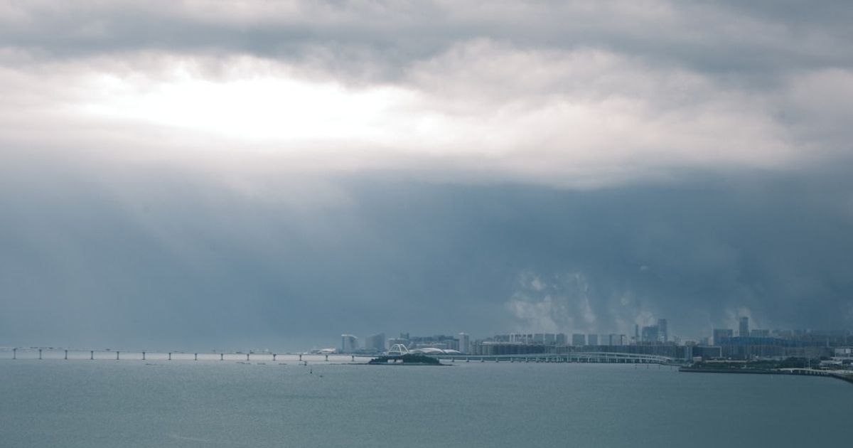 Geopolitical Easing Boosts Bitcoin and Stocks Amid Oil Price Drop