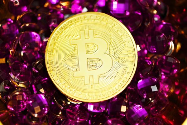 Bitcoin Holds Steady Amid Geopolitical Tensions, Eyes $74,508 Resistance