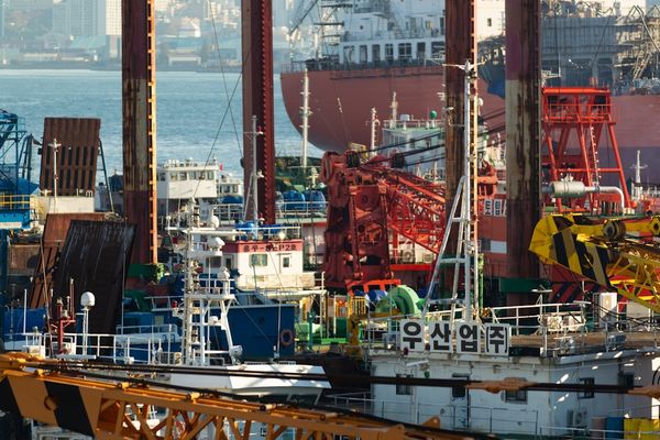 Bitcoin Approaches $72,000 Amid U.S. Oil Policy Shift