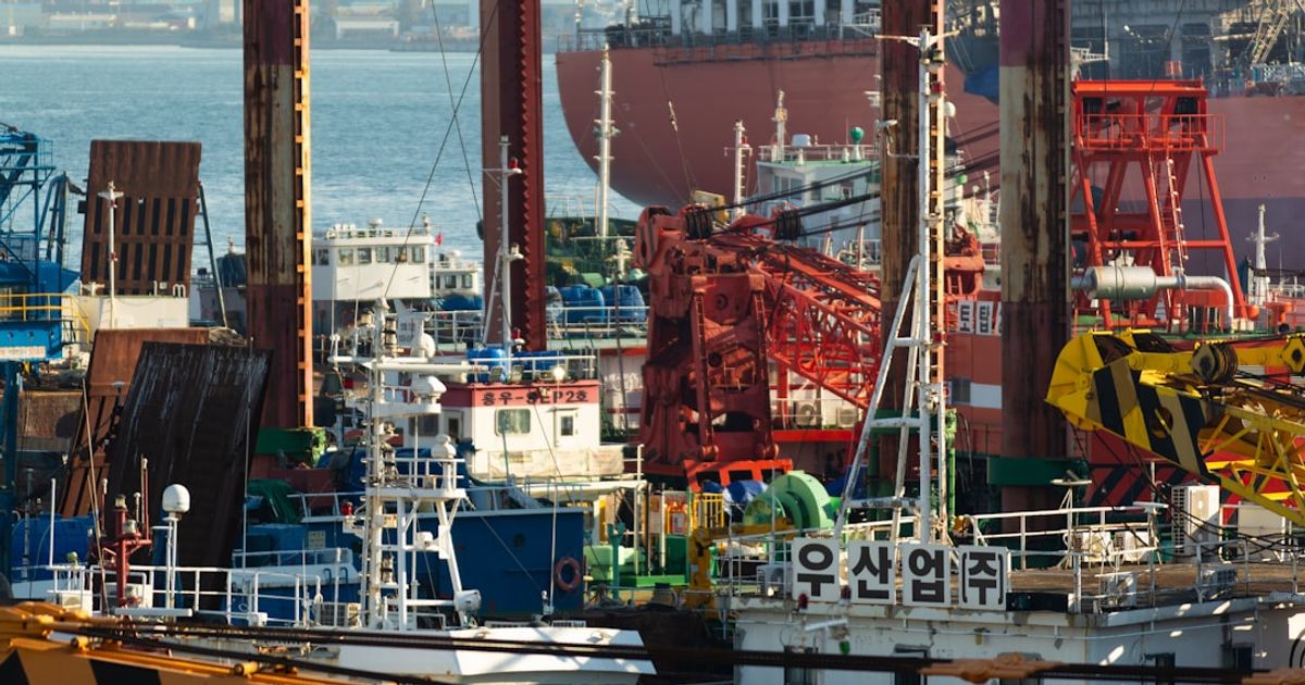 Bitcoin Approaches $72,000 Amid U.S. Oil Policy Shift