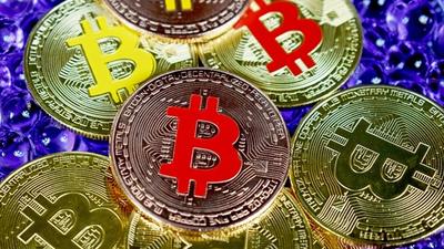 $77.58 Billion — Bitcoin ETFs Shrink to 2024 Levels Amid Macro Woes