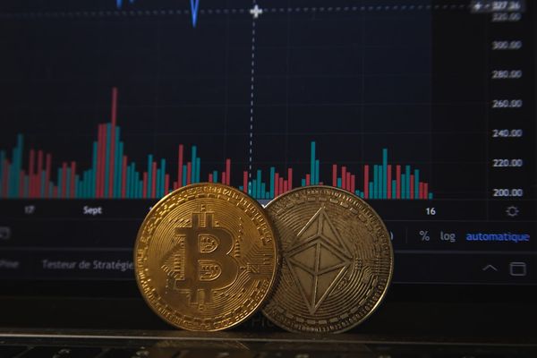 As Christmas Approaches, Investors Eye XRP, SOL, and ETH for Potential Gains