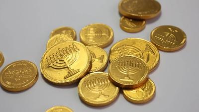 Gold Drops Below $4,000 Amid Fed Rate Hike Speculation