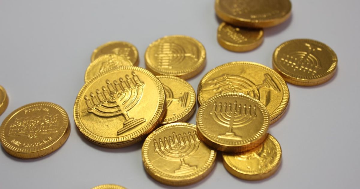 Gold Drops Below $4,000 Amid Fed Rate Hike Speculation