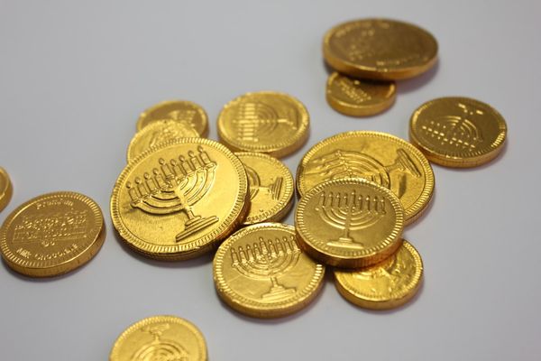 Gold Drops Below $4,000 Amid Fed Rate Hike Speculation