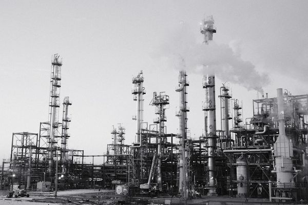 Brent Oil Soars to $141 Amid Supply Disruptions in Strait of Hormuz