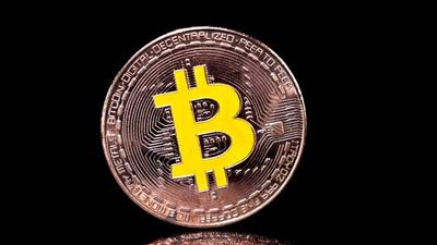 Bitcoin Dips Amid US-Iran Tensions — $930M in Liquidations Hit