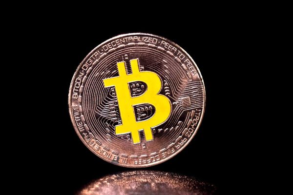 Bitcoin Dips Amid US-Iran Tensions — $930M in Liquidations Hit
