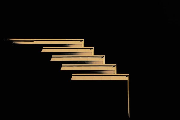 Gold Prices Plummet After Shift in War Rhetoric and Strong Jobs Data