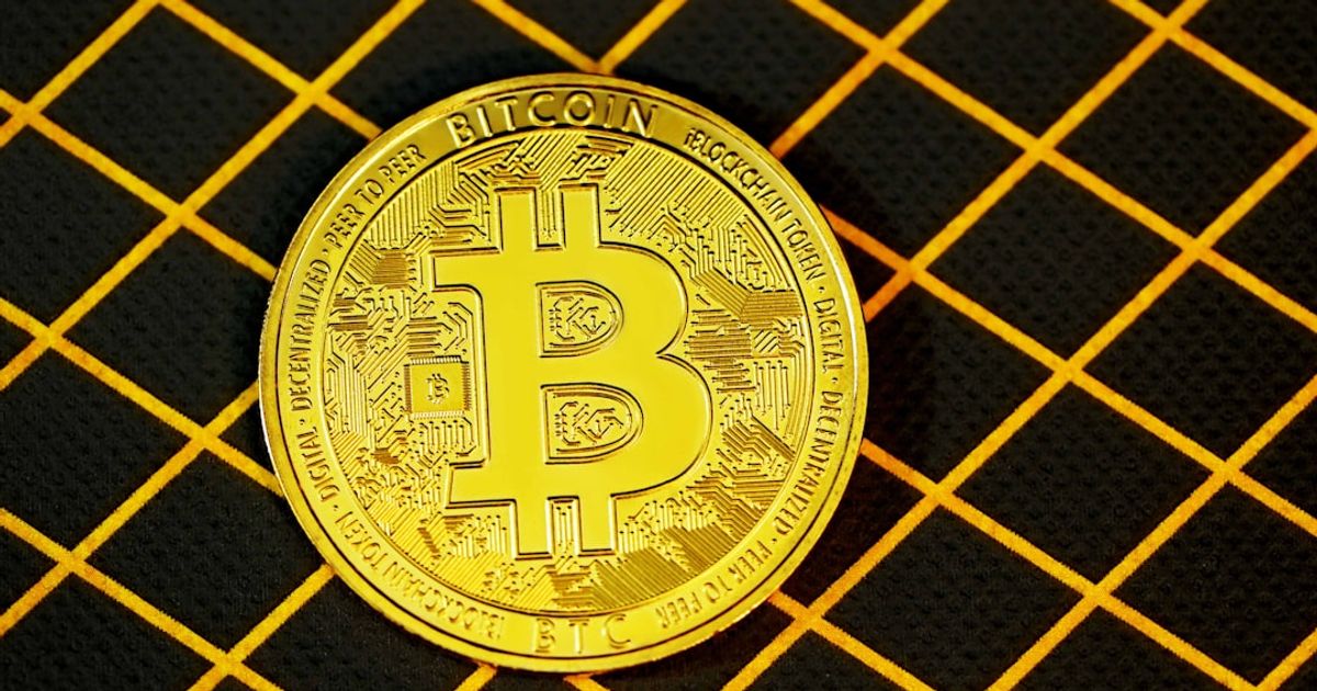 XRP's Struggle Amid Bitcoin's Macro-Driven Surge — A Market Analysis