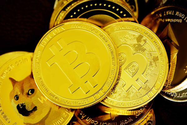 $2.5B Flee Bitcoin and Ethereum ETFs — Altcoins Barely Move the Needle