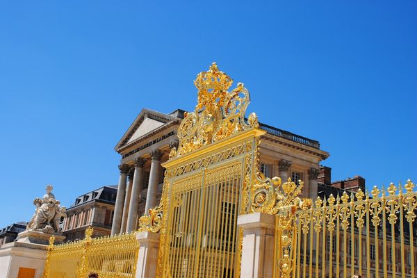 Gold Prices Plummet Amid Fed Rate Hold and Inflation Surge