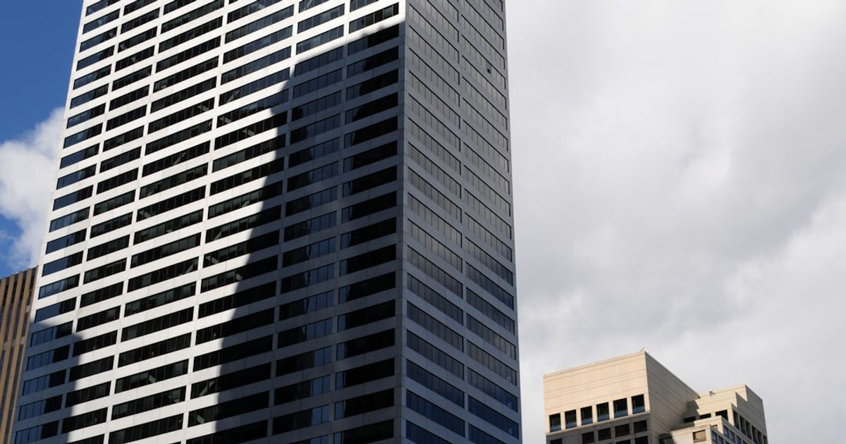 Weak Jobs Report Complicates Fed's Interest Rate Strategy