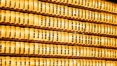 Gold Drops 3% as Inflation Expectations Fall — Oil's Unexpected Surge