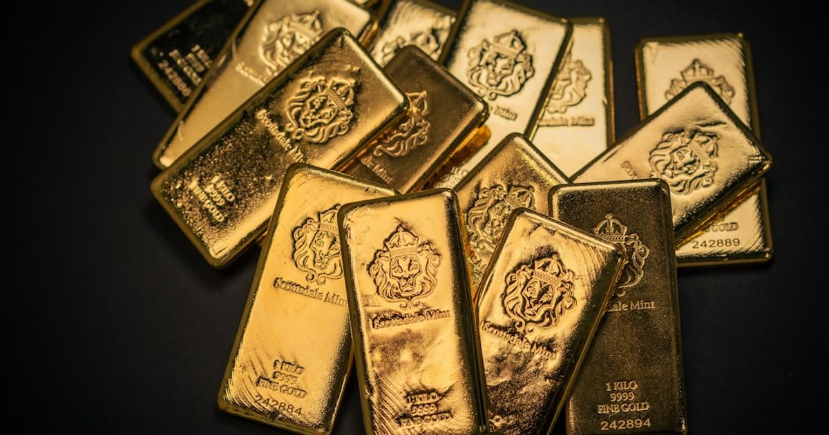 Gold Struggles as Macro Pressures Mount; Bitcoin Holds Steady