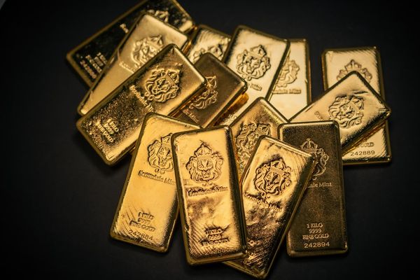 Gold Struggles as Macro Pressures Mount; Bitcoin Holds Steady