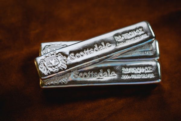 Gold Falls Amid U.S.-Iran Tensions — Central Banks Buy 244 Tonnes