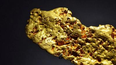 Gold Climbs 2.3% Weekly Amid Fed Rate Speculation
