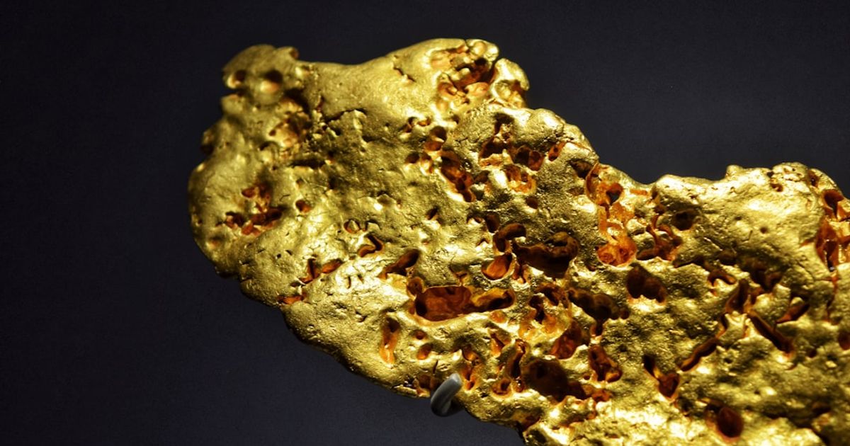 Gold Climbs 2.3% Weekly Amid Fed Rate Speculation