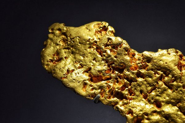 Gold Climbs 2.3% Weekly Amid Fed Rate Speculation