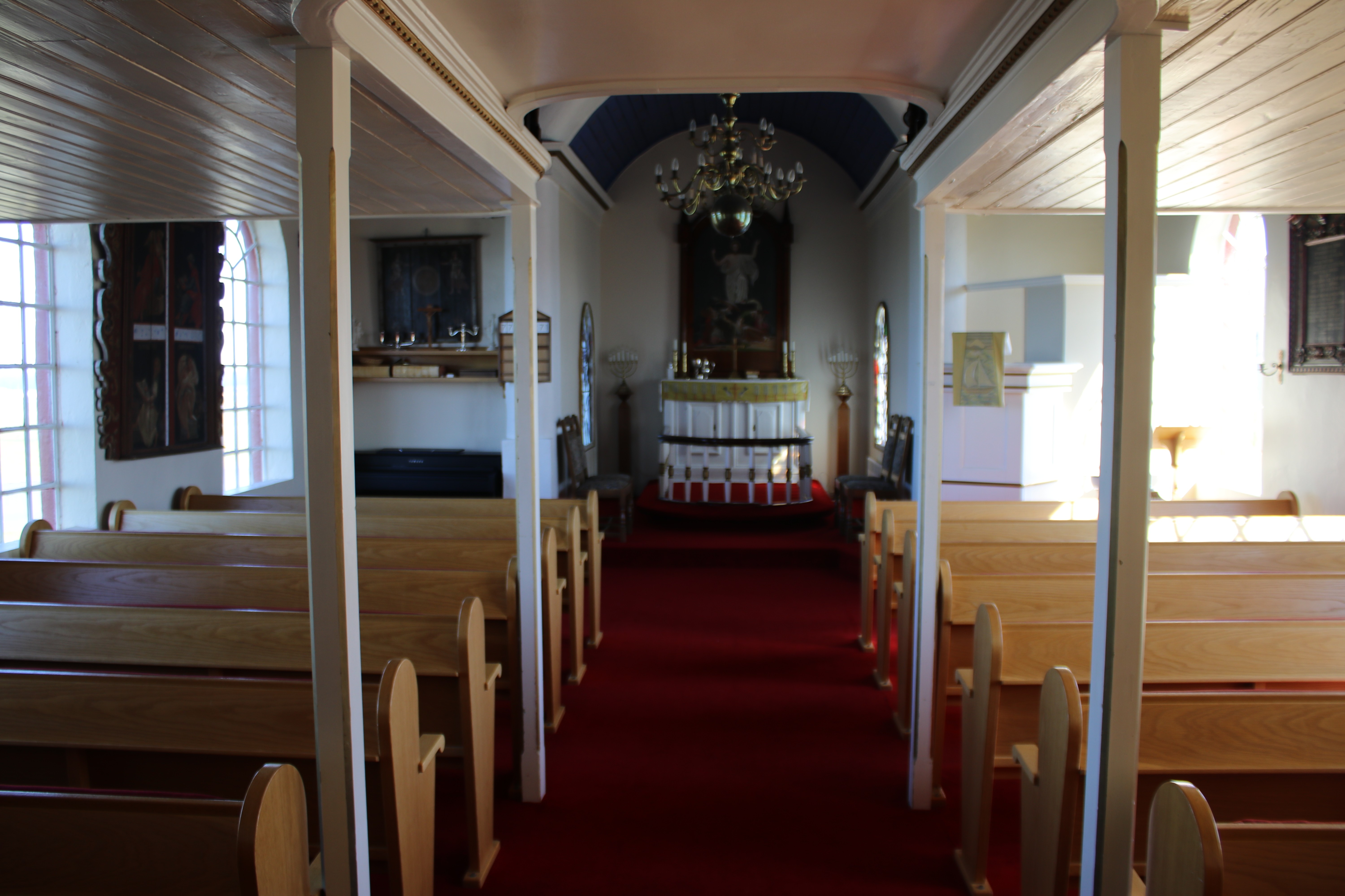 Horft eftir kirkjuskipi Ingjaldshólskirkju að kór og altari.