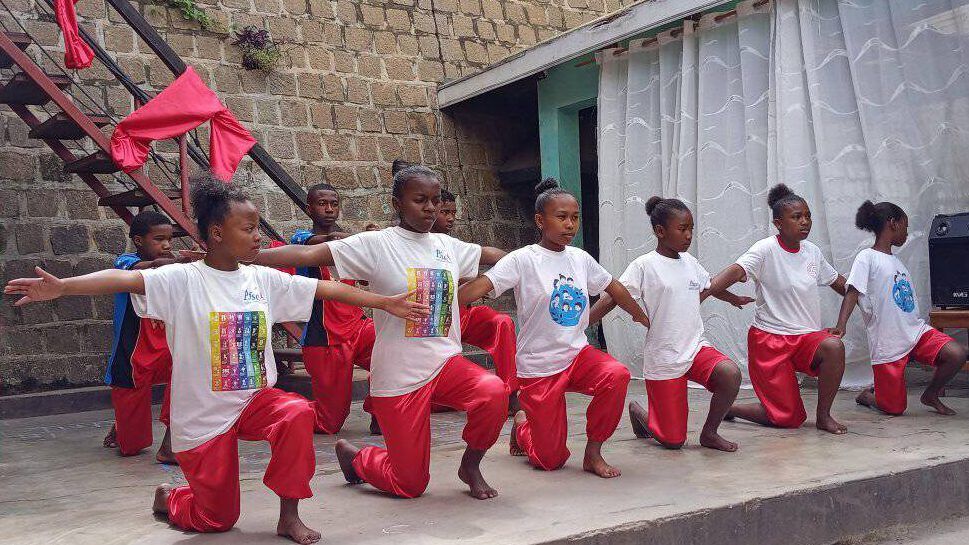 Kinder führen beim Tanzprojekt eine Aufführung vor