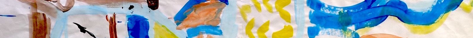 Langes, bunt bemaltes Banner mit kindlichen Farbflächen und Motiven.