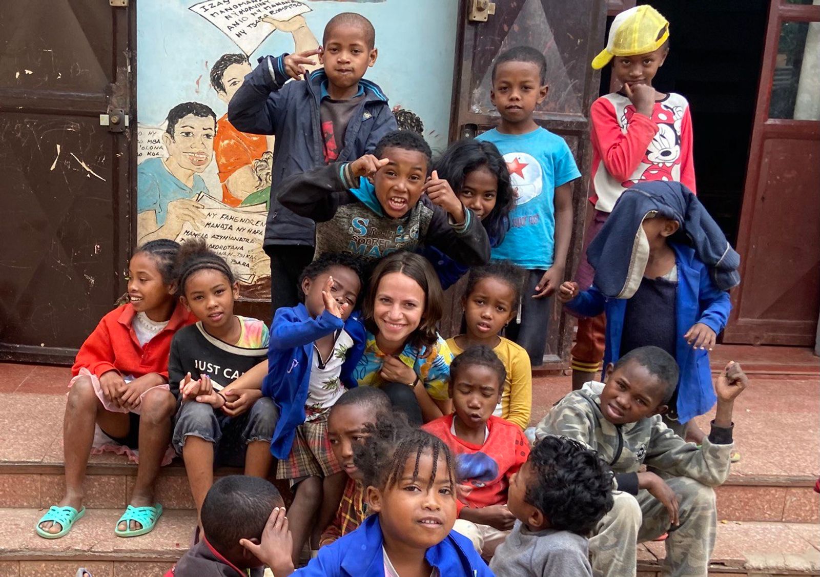 Kinder und Jugendliche mit Mascha Roser beim Besuch der Schule Tsiry