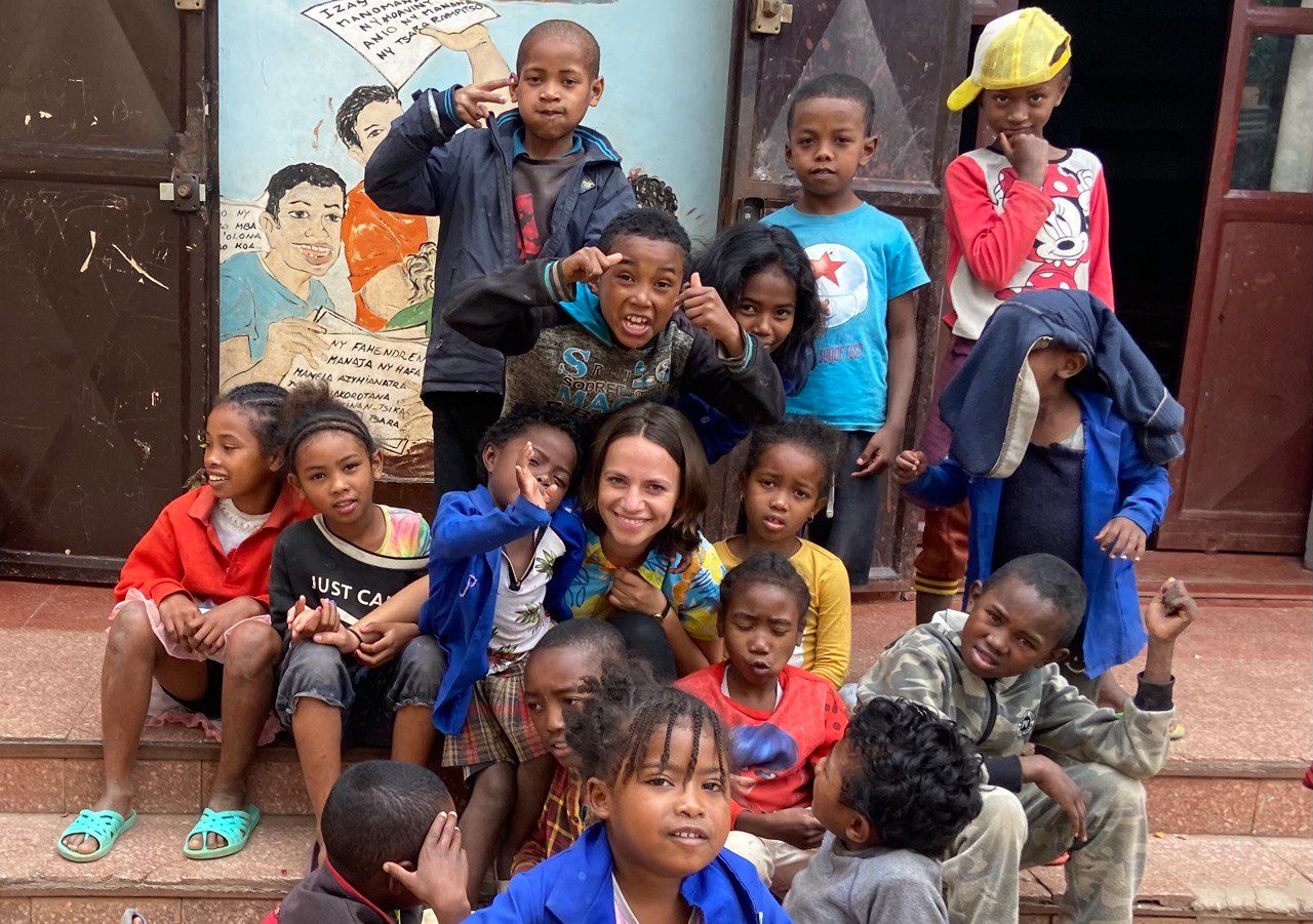 Kinder und Jugendliche mit Mascha Roser beim Besuch der Schule Tsiry