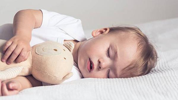 Los chicos que se acuestan tarde tiene más riesgo de sufrir obesidad