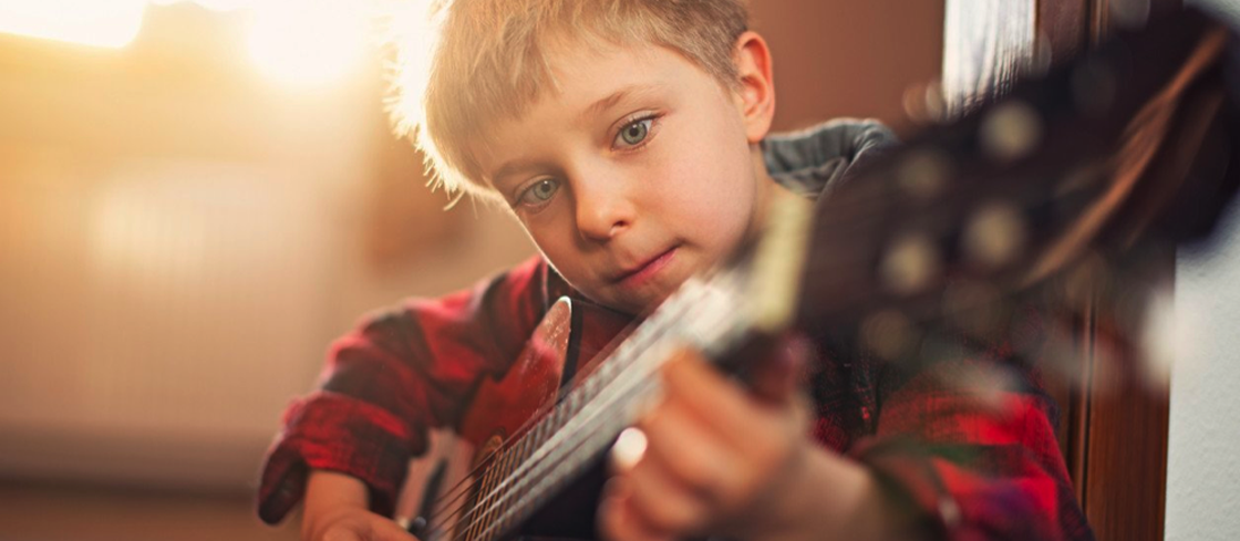 Para que el niño sea listo, mejor un instrumento musical que la tablet