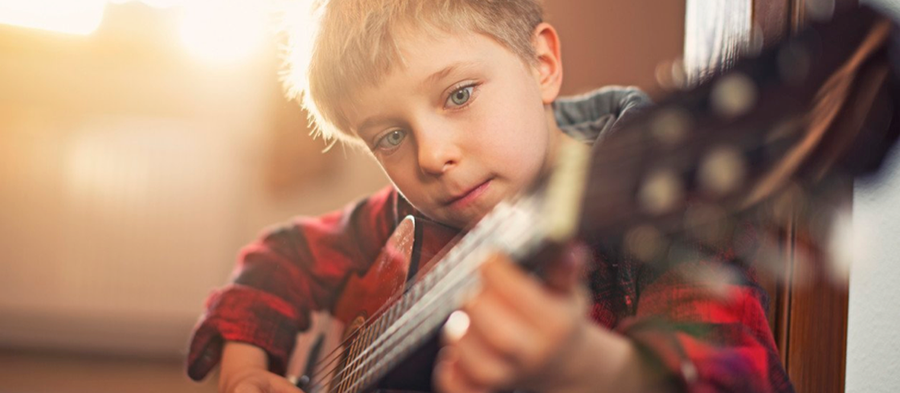 Para que el niño sea listo, mejor un instrumento musical que la tablet