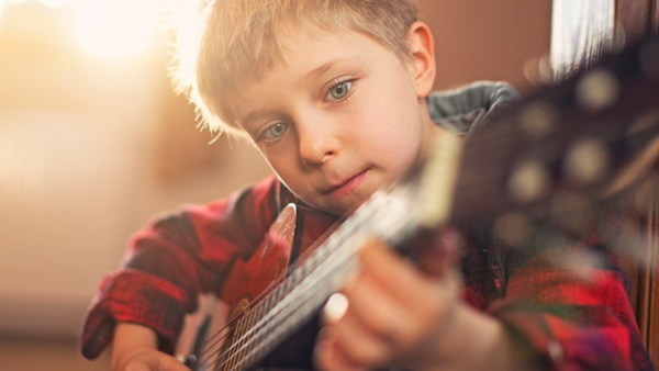 Para que el niño sea listo, mejor un instrumento musical que la tablet